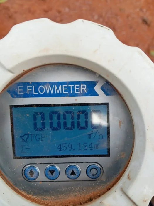 Écran d’un débitmètre électromagnétique affichant l’index totalisé